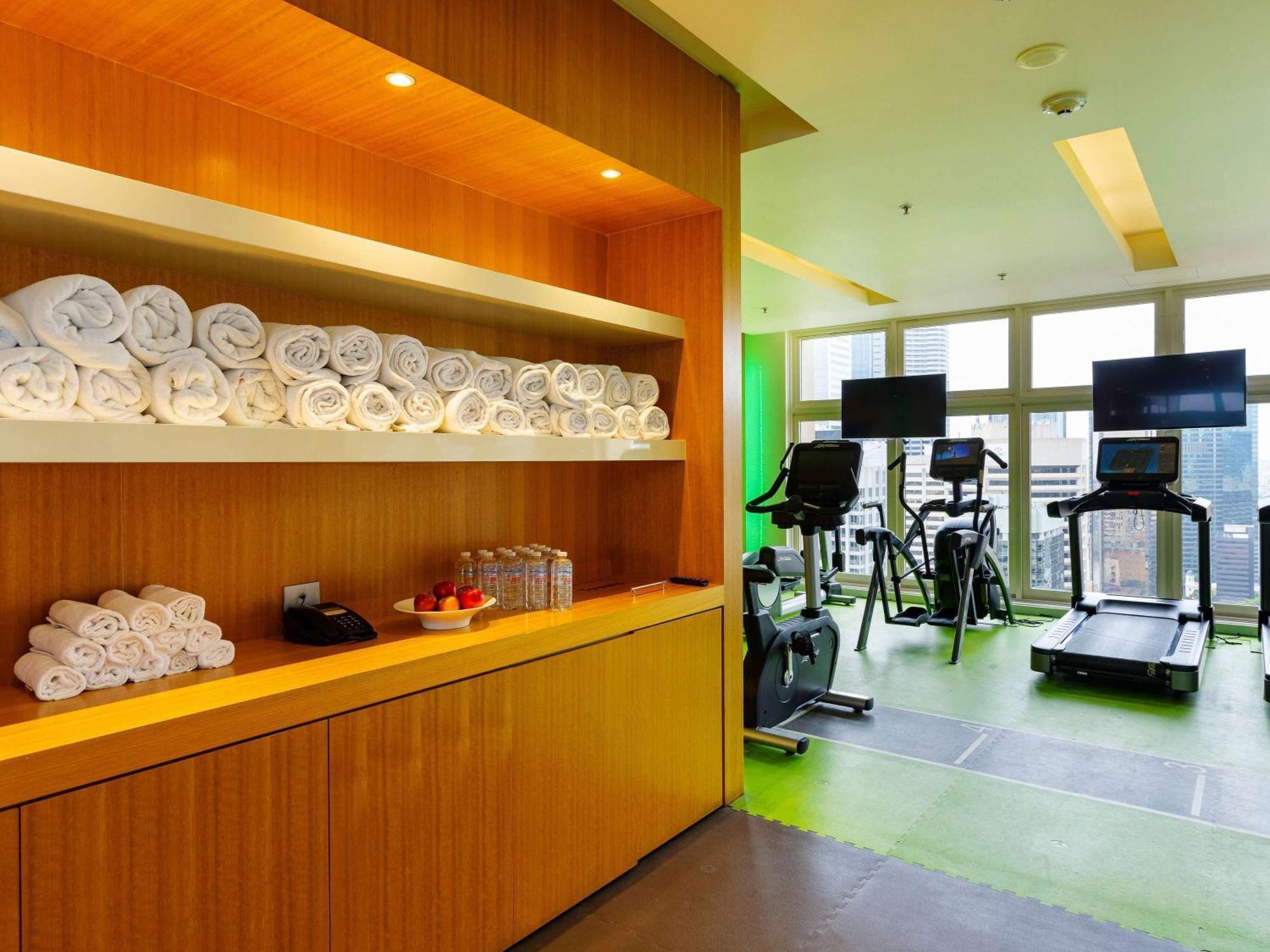 Sofitel Brisbane Central Exterior foto The gym at the hotel