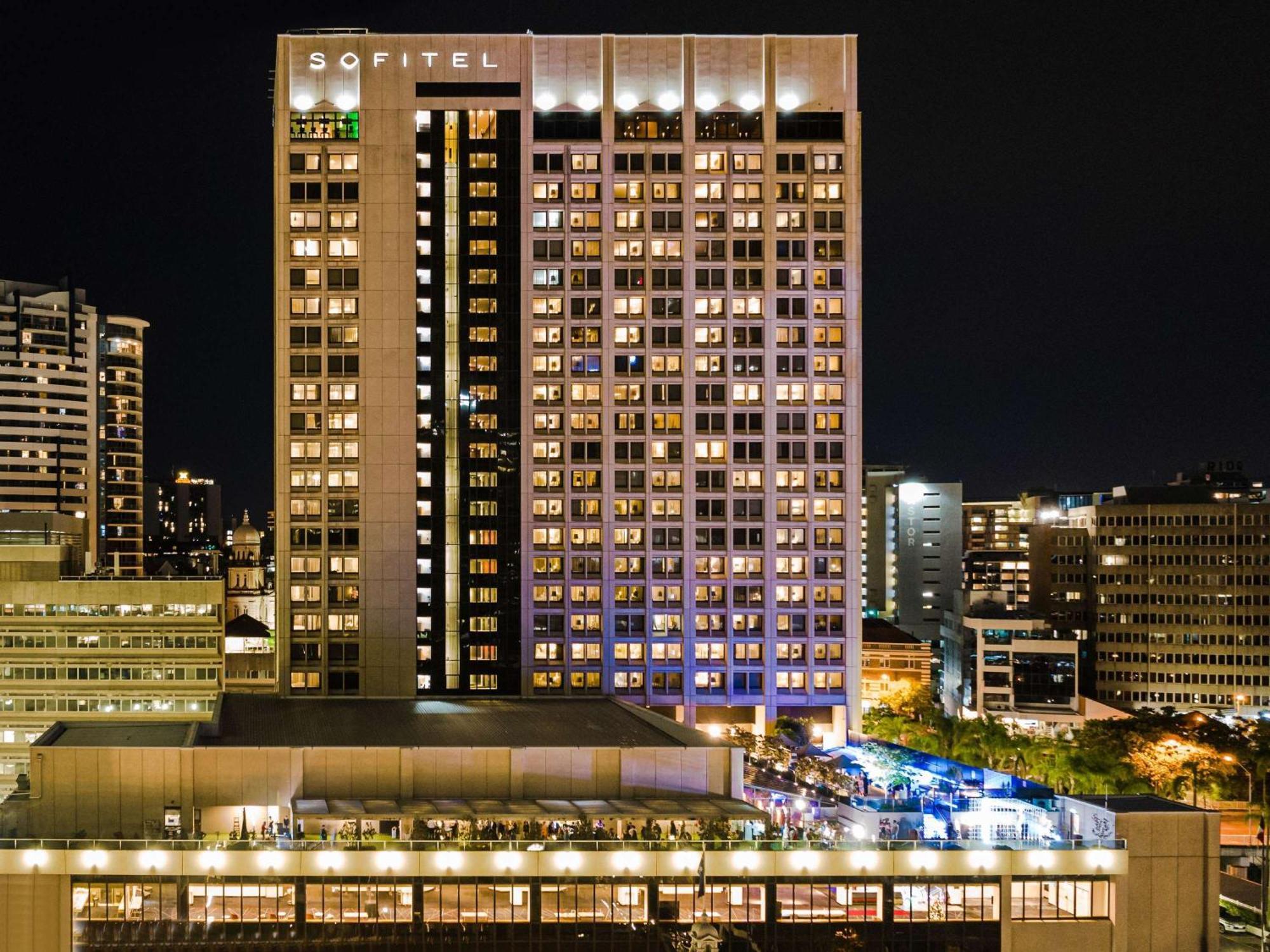 Sofitel Brisbane Central Exterior foto The hotel at night